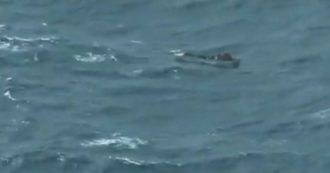 Copertina di Migranti, la barca con 47 persone in balia delle onde nelle riprese aeree della Sea Watch: il video
