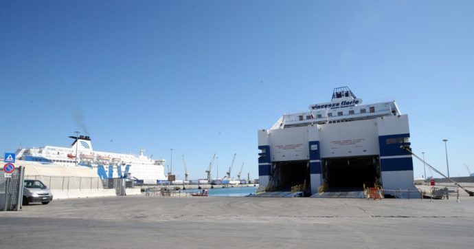 La nave Palermo-Cagliari ferma nel porto siciliano dopo che una donna ha denunciato violenze sessuali: la polizia a bordo