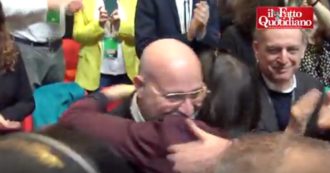 Copertina di Pd, l’arrivo di Elly Schlein all’Assemblea nazionale: il lungo applauso, la ressa di telecamere e l’abbraccio con Bonaccini – video