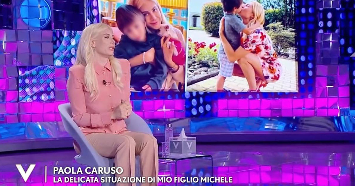 Verissimo, Paola Caruso in lacrime per il figlio Michele: “Non muove più il piede, il danno è permanente. Un dolore immenso, gli hanno iniettato un medicinale tossico”