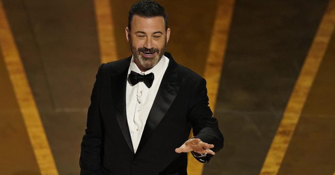 Oscar 2023, Jimmy Kimmel non cita lo schiaffo di Will Smith ma dice: “Se qualcuno mi mette le mani addosso scateno Creed e Spiderman”