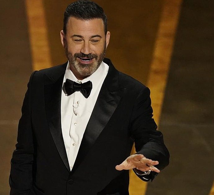 Oscar 2023, Jimmy Kimmel non cita lo schiaffo di Will Smith ma dice: “Se qualcuno mi mette le mani addosso scateno Creed e Spiderman”