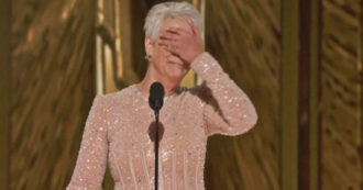Copertina di La commozione di Jamie Lee Curtis sul palco: “Ho appena vinto un Oscar” – Video