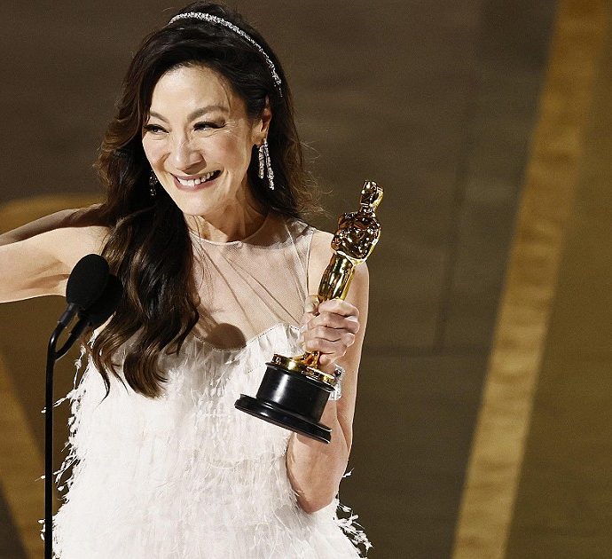 Oscar 2023, Michelle Yeoh prima asiatica a vincere il premio come migliore attrice