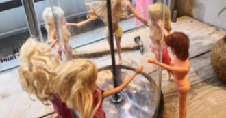 Copertina di Mette in vetrina Barbie e Ken nudi: artista multato per “offesa al pubblico decoro”. Ecco quanto ha dovuto pagare