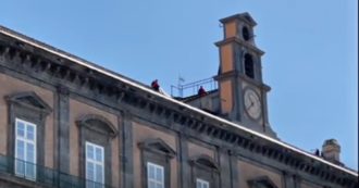 Copertina di Napoli, disoccupati sul tetto di Palazzo Reale: “Vogliamo lavorare”. Continua la protesta a difesa del reddito di cittadinanza – Video