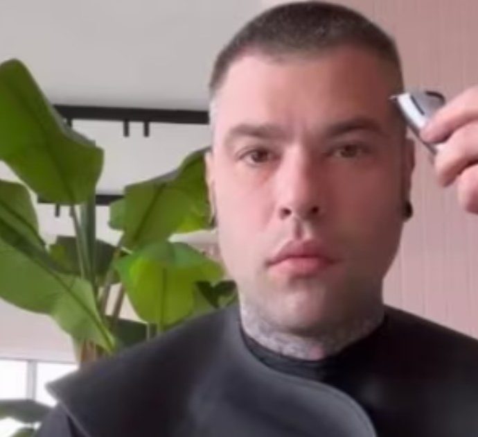 Fedez cambia look: capelli rasati a zero e addio al biondo platino – VIDEO