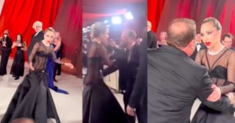 Copertina di Oscar 2023, Lady Gaga aiuta un fotografo caduto a rialzarsi e lui le tocca il fianco: “Lei lo aiuta e lui le da una pacca sul c**o” – VIDEO