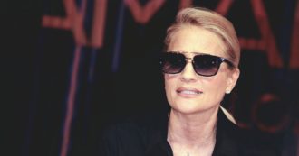 Copertina di Presta le manda l’ufficiale giudiziario in tivù e scrive sui social: “Heather Parisi pignorata”