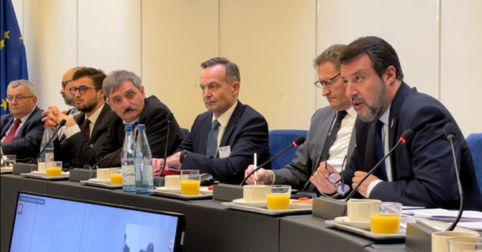 Auto elettrica, Salvini allarga lo scontro Ue