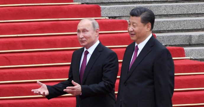 Copertina di Mosca apre al Papa. Xi mediatore vedrà Putin e scalza Biden