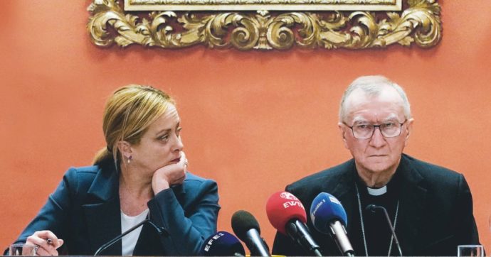 Copertina di Negoziato, il governo si accoda: “La Santa Sede è la sola idonea”