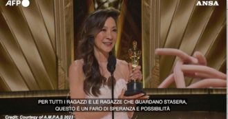 Copertina di Oscar 2023, Michelle Yeoh migliore attrice protagonista: “A tutte le donne, non lasciate che vi dicano che avete superato il limite. Non mollate”