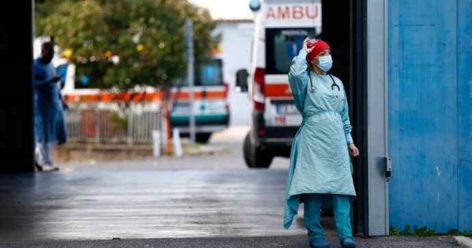 “Troppe ore di attesa in ospedale”: a Firenze un 40enne prende a calci il personale sanitario e rompe il naso a un’infermiera