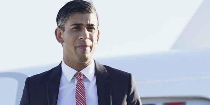 Dal carcere galleggiante alla deportazione: Londra approva la nuova legge anti-migranti. Onu: “Viola i diritti umani”