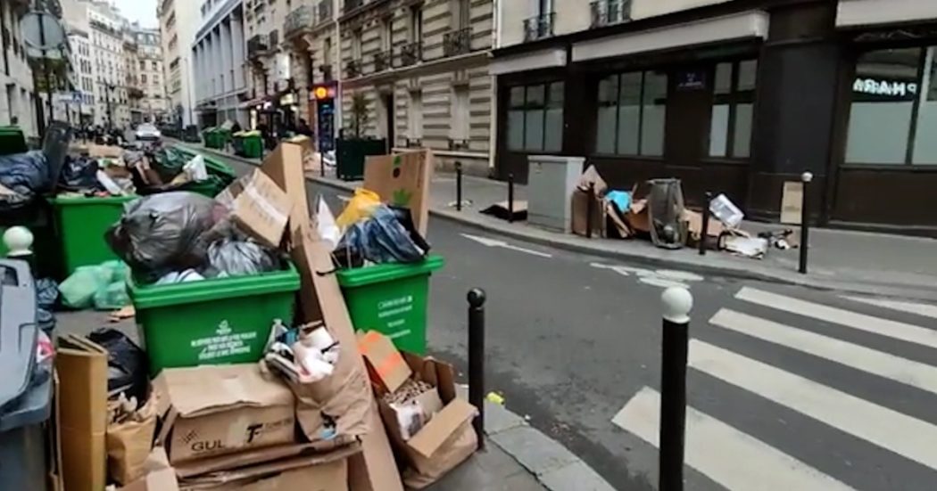 Caos rifiuti a Parigi per lo sciopero dei netturbini. Spazzatura a bordo strada e cassonetti straripanti: le immagini