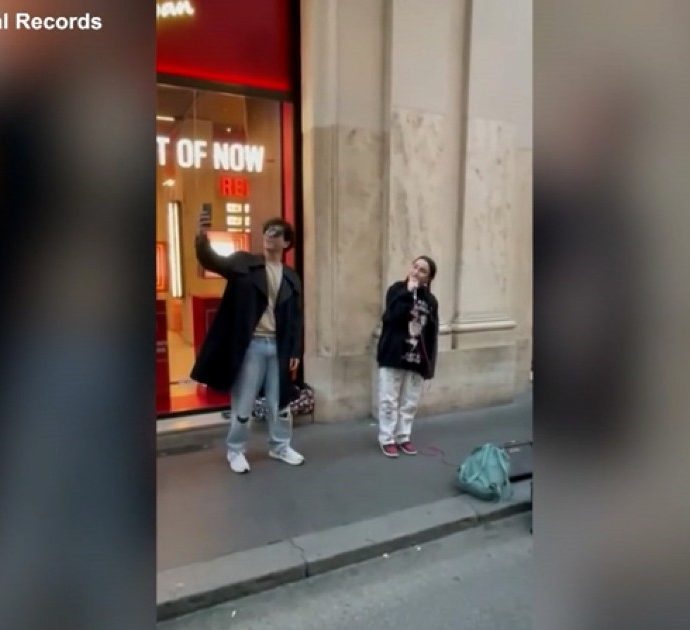 Tananai canta “Tango” con un’artista di strada: la sorpresa in via del Corso a Roma – Video