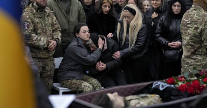 Ucraina, gli sforzi di Zelensky per reclutare sempre più uomini. E il governo intensifica le azioni penali contro chi schiva la leva