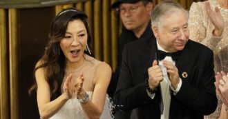 Copertina di Michelle Yeoh, ecco come l’attrice premio Oscar ha conosciuto il compagno Jean Todt (sì, c’entra la Ferrari)
