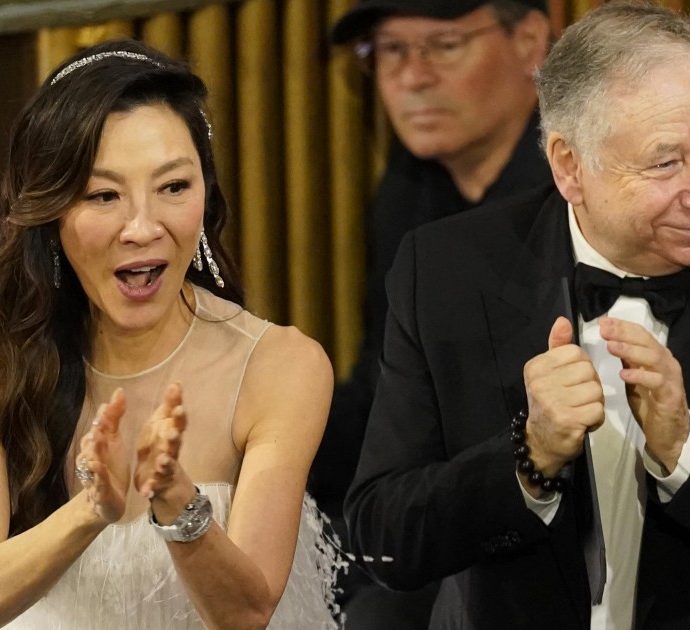 Michelle Yeoh, ecco come l’attrice premio Oscar ha conosciuto il compagno Jean Todt (sì, c’entra la Ferrari)