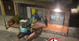 Copertina di Catania, portano via il bancomat con un escavatore rubato: il video della “spaccata” ripreso dal palazzo di fronte