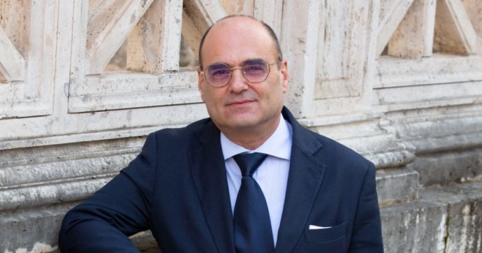 Claudio Anastasio, chi è il manager che imita il Duce: il ‘sito Mussolini’, l’amicizia con Rachele e il “sogno” delle raccomandate online