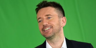 Copertina di “E pensare che c’era Giorgio Gaber”, il libro di Andrea Scanzi fa incetta di premi: vince il Giglio Blu di Firenze