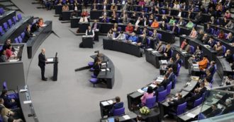 Copertina di Il numero di eletti cresciuto a dismisura e le spese per oltre un miliardo: ora anche la Germania vuole tagliare i seggi al Bundestag