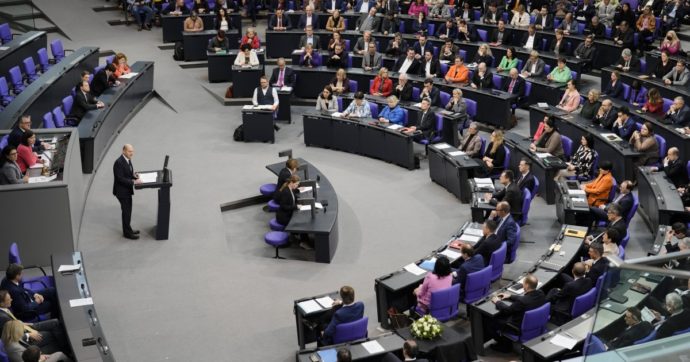 Il numero di eletti cresciuto a dismisura e le spese per oltre un miliardo: ora anche la Germania vuole tagliare i seggi al Bundestag