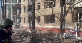 Copertina di Ucraina, missile russo contro il centro di Kramatorsk: un morto e sei edifici danneggiati. Il video-denuncia di Zelensky