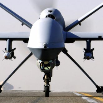 Copertina di Prove di maxiguerra, Jet russo “molesta” un drone americano