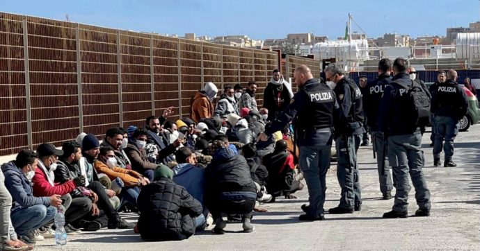 Lampedusa, l’hotspot al collasso: “Non si può nemmeno scioperare”