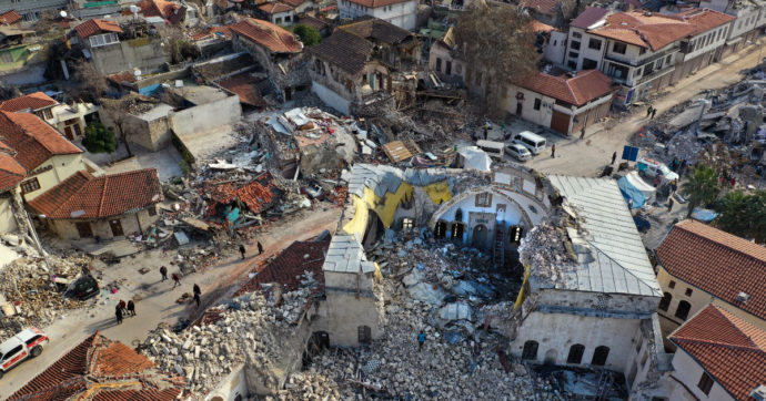Terremoto Turchia, l’inchiesta: “Business della Mezzaluna rossa sulle tende per gli sfollati”. E il segretario della Federazione viaggia in jet