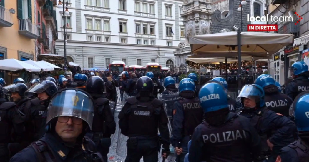 Napoli-Eintracht, incidenti in centro: la diretta delle tensioni tra i tifosi tedeschi e le forze dell’ordine