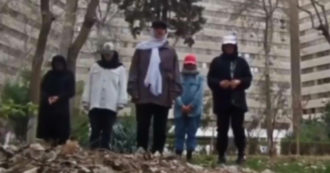 Copertina di Iran, avevano ballato senza velo per l’8 marzo: cinque ragazze costrette dal regime a pentirsi in un video