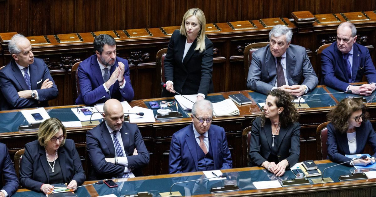 Meloni, primo faccia a faccia in Aula con Schlein. La segretaria Pd: “Approvate salario minimo”. La premier dice no. E apre sul congedo parentale dei dem: “Parliamone”