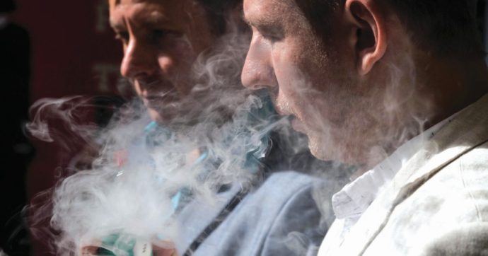 Copertina di Per i mali da e-cig e sigarette no al fumo anche all’aperto