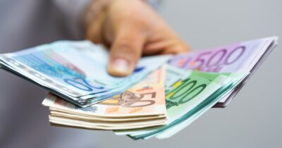 Copertina di Operaio trova vecchi titoli di stato dal valore di 2 milioni di euro, ma è troppo tardi per riscuoterli: “Faccio causa a Bankitalia”