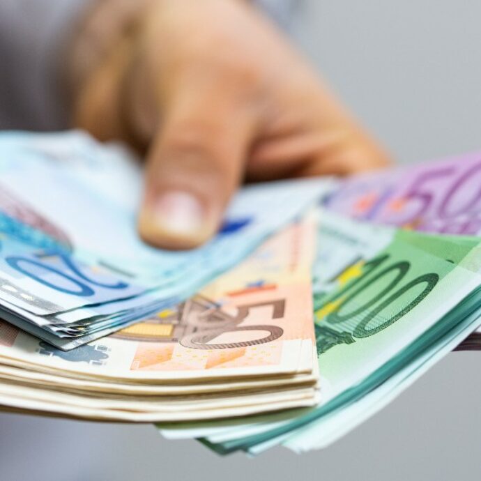 Bimba trova centinaia di euro per terra e consegna il “tesoro” ai vigili: indagini ancora in corso