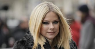 Copertina di Avril Lavigne, un’ambientalista sale sul palco in topless e lei reagisce così:” Scendi giù, st****a!” – VIDEO