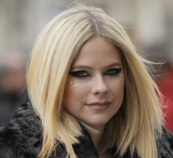 Avril Lavigne, un’ambientalista sale sul palco in topless e lei reagisce così:” Scendi giù, st****a!” – VIDEO