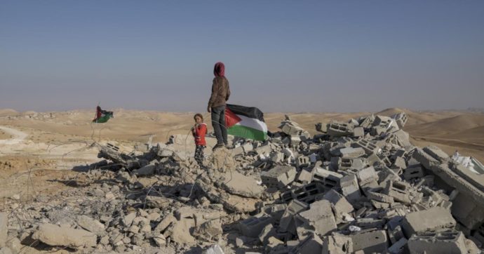 Israele, le scavatrici Hyundai usate per crimini di guerra? L’inchiesta di Amnesty denuncia i legami