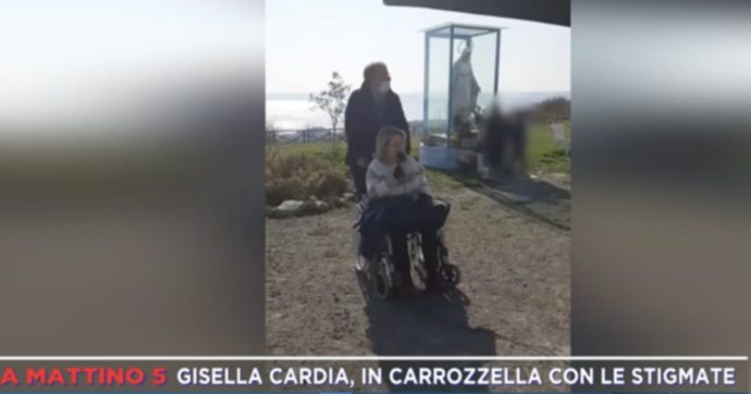 Madonna di Trevignano, Gisella Cardia si mostra in sedia a rotelle: “Vive la passione di Cristo, sente sul suo corpo stimmate, frustate e i dolori della corona di spine”