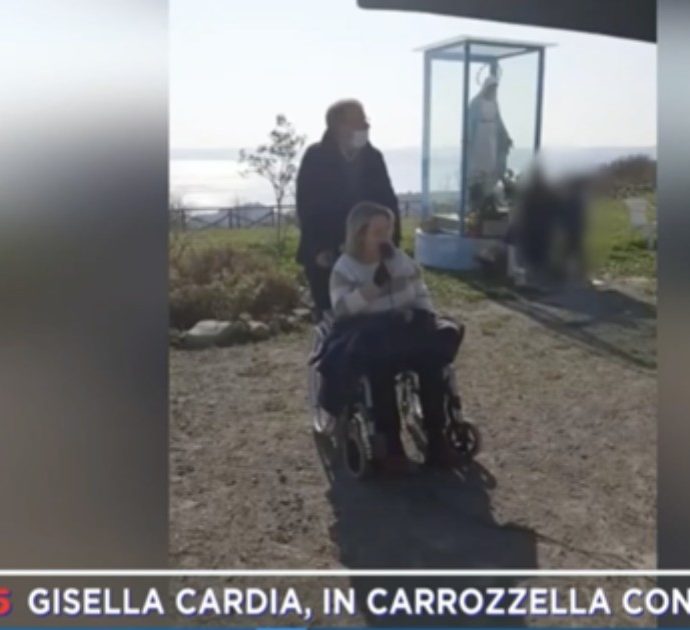 Madonna di Trevignano, Gisella Cardia si mostra in sedia a rotelle: “Vive la passione di Cristo, sente sul suo corpo stimmate, frustate e i dolori della corona di spine”