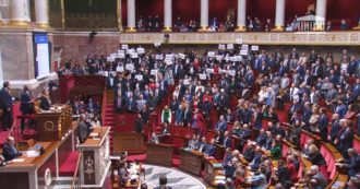 Francia, i deputati di opposizione impediscono alla premier di parlare intonando la Marsigliese: “No alla riforma delle pensioni”