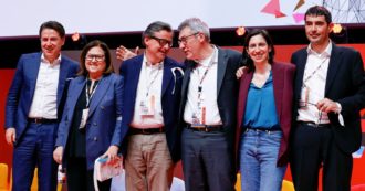 Copertina di La foto di Rimini. Lavoro: Conte marca  Elly. Il Pd pontiere con Calenda