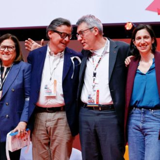 Copertina di La foto di Rimini. Lavoro: Conte marca  Elly. Il Pd pontiere con Calenda