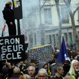 Copertina di Pensioni, Macron fa il duro: la riforma passa senza  voto