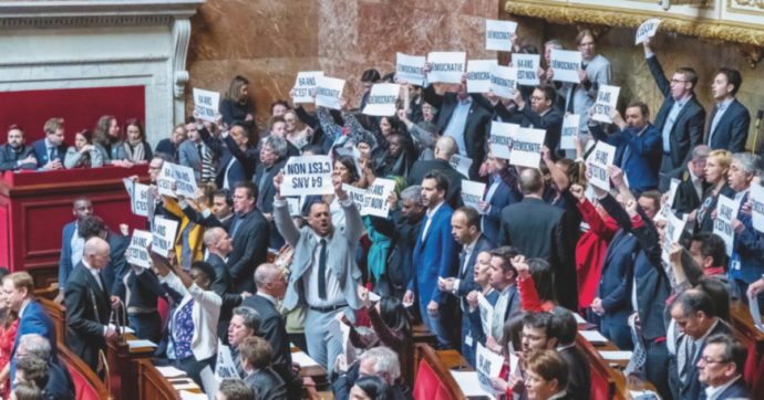 L’Eliseo sfida la roulette della sfiducia