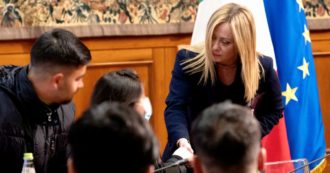 Copertina di Cutro, Meloni ai parenti vittime: “Conoscevate i rischi in mare?”